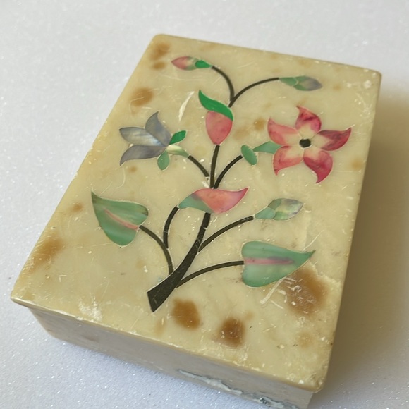 Soapstone stone trinket box moths of pearl inlay floral pattern - Picture 8 of 8